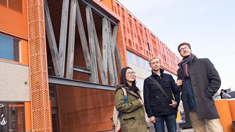 Henkilöt VAMKin edustalla.