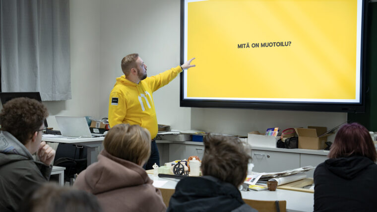 Muotoilupäällikkö Tommi Siljamäki kertomassa ja keskustelemassa muotoilusta Vaasan Lyseon lukiossa Arkkitehtuurin ja muotoilun päivän kunniaksi.