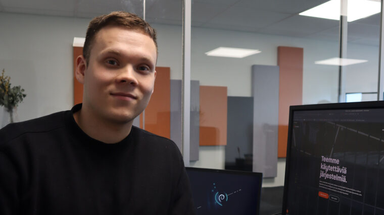 VAMKin opiskelija Justus Sydänmaa työpaikassaan Trineria Oy:ssä
