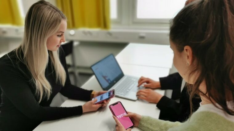 Opiskelijoita pöydän ääressä täyttämässä Tiitus-profiileitaan