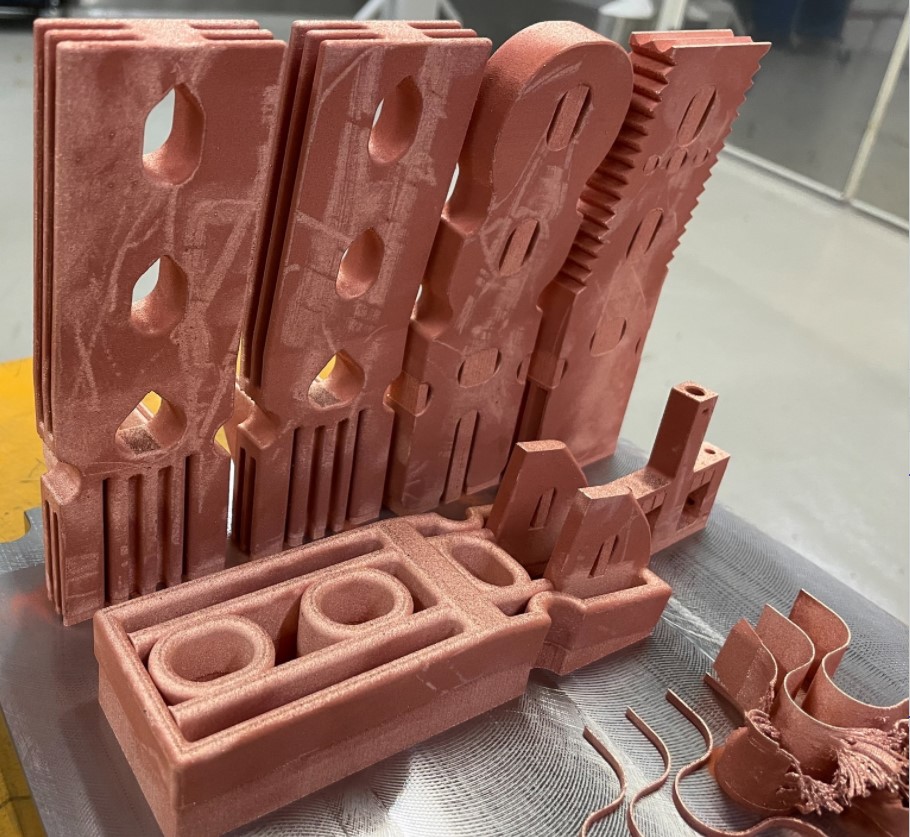 Kuparista 3D-tulostettuja vahvavirtakytkimen kosketinosia.