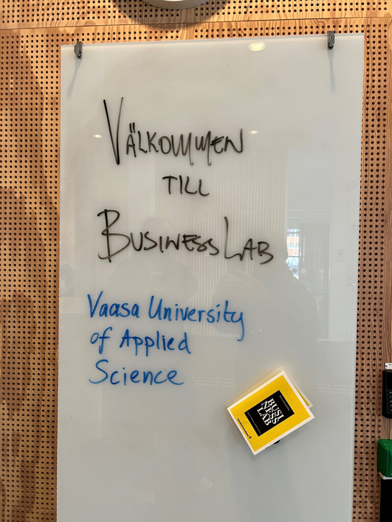 Valkotaulu, jolle on kirjoitettu teksti "Välkommen till BusinessLab Vaasa University of Applied Science.