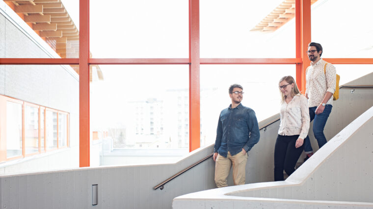 VAMK henkiläkuntaa kävelemässä portaita alas VAMKin päärakennuksessa