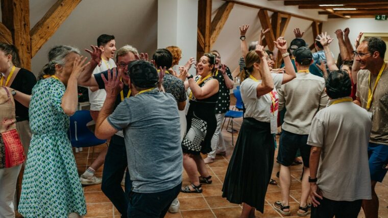 Paljon ihmisiä hassuttelemassa huoneessa.