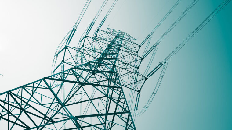 Abstrakti kuvio korkeajännitepylvään voimansiirtotornin alareunasta kirkkaalla taivaalla aurinkoisen päivän taustalla yksivärisenä sävynä. Vihreä energia, ympäristönsuojelu käsite.