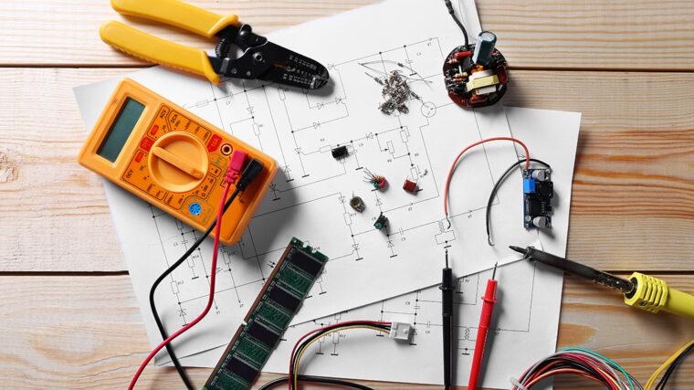 Elektronisia komponentteja puupöydällä