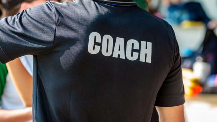 Valmentajan paita, jonka selkäosassa lukee Coach