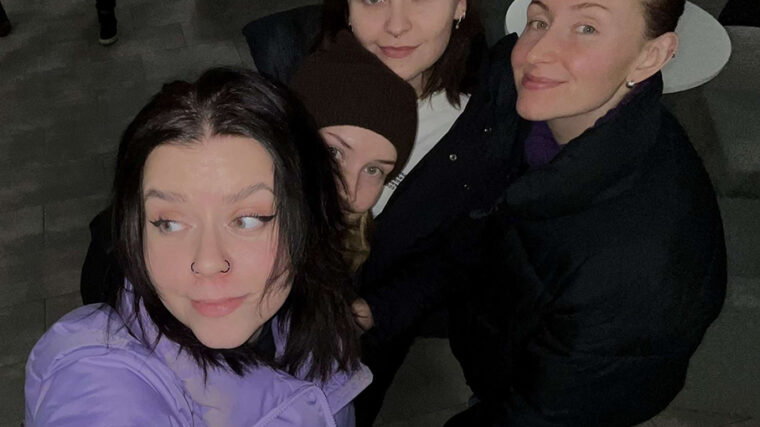 Neljä tyttöä poseeraa