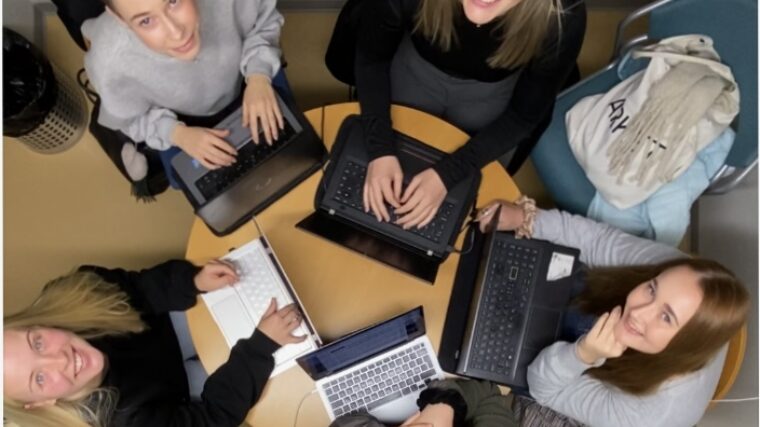 Podcastin puhujat ylhäältä päin kuvattuna