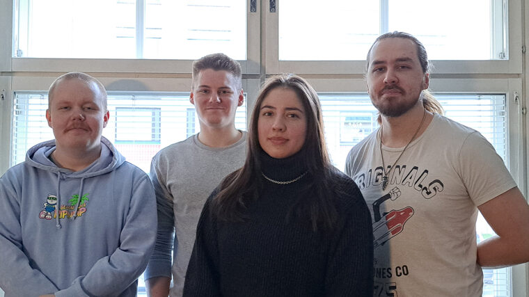 Podcastin puhujat seisovat ikkunan edessä.