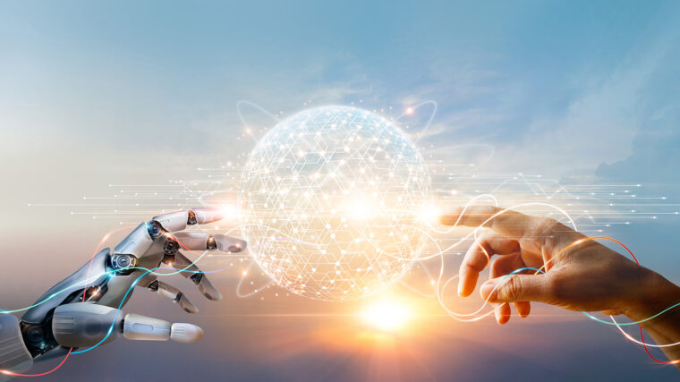 Robotin ja ihmisen kädet koskettavat toisiaan.