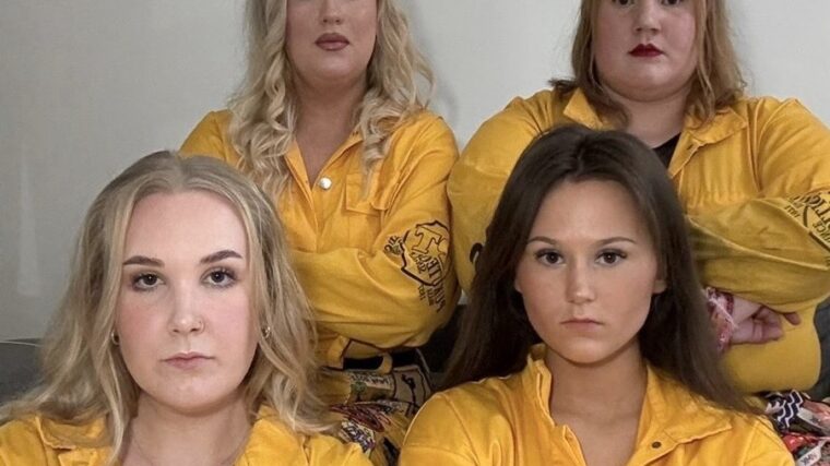 Podcastin puhujat keltaisissa haalareissa, vakavat ilmeet.