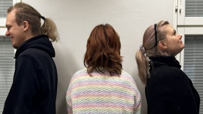 Podcastin puhujat. Keskellä punatukkainen tyttö vaaleassa neuletakissa, molemmilla puolilla sivuttain kameraan mustiin pukeutuneet mies ja nainen.