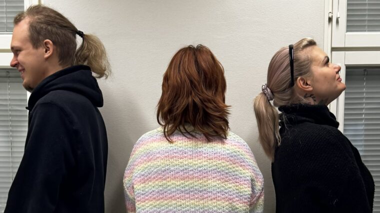 Podcastin puhujat. Keskellä punatukkainen tyttö vaaleassa neuletakissa, molemmilla puolilla sivuttain kameraan mustiin pukeutuneet mies ja nainen.