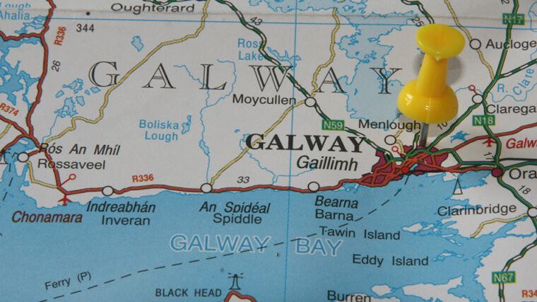 Irlannin kartta, Keltainen nasta painettu karttaan Galwayn kaupungin kohdalle.