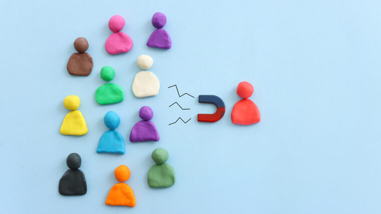 Muovailuvahasta tehtyjä tyyppejä jotka ovat ryhmässä sekä magneetti joka vetää yhtä ihmistä liittymään ryhmään.