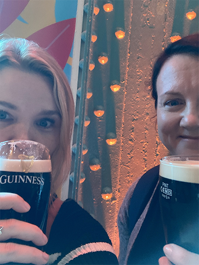 Selfie kirjoittajista, molemmilla käsissään Guiness-tuopit.