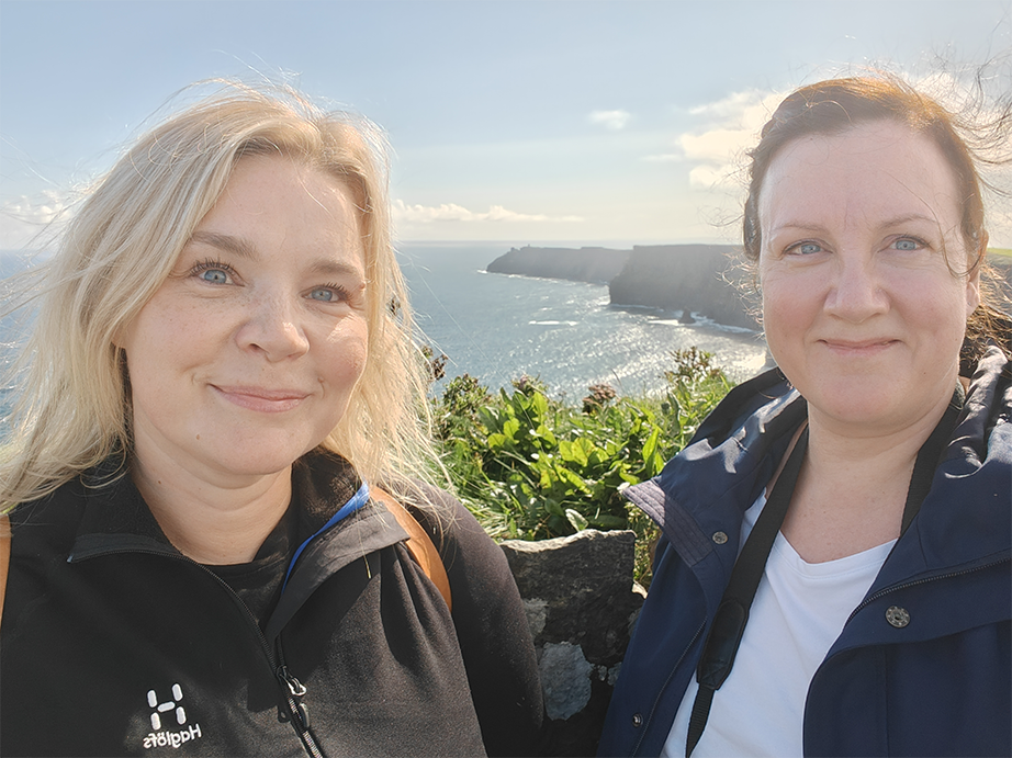 Selfie kirjoittajista Cliffs of Moherilla.