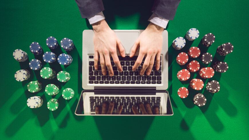 Pokerinpeluuta tietokoneella.