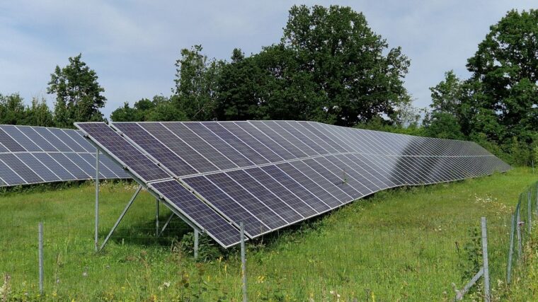 Aurinkopaneeli pellolla.