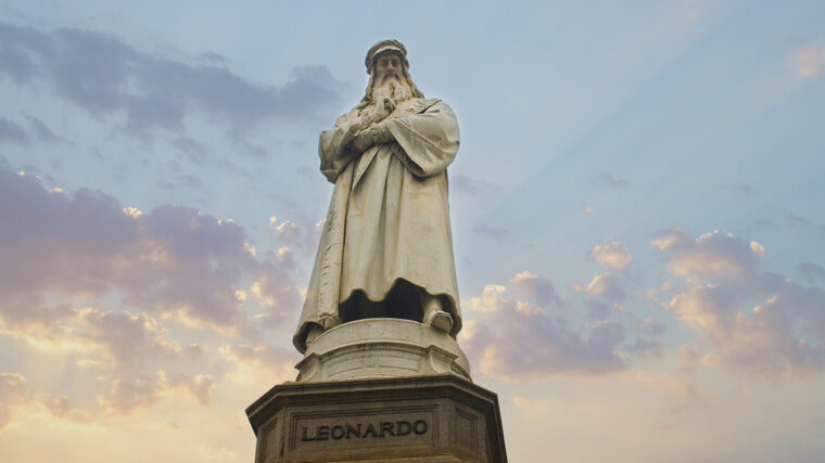 Leonardo da Vincin patsas, taustalla pilvinen taivas
