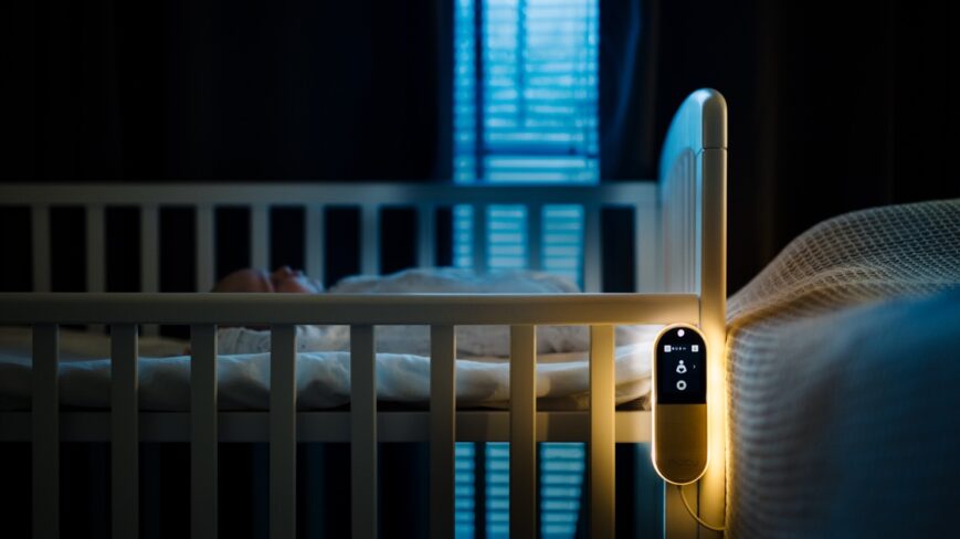 Pimeässä vauvanhuoneessa loistava Nucu-laite.