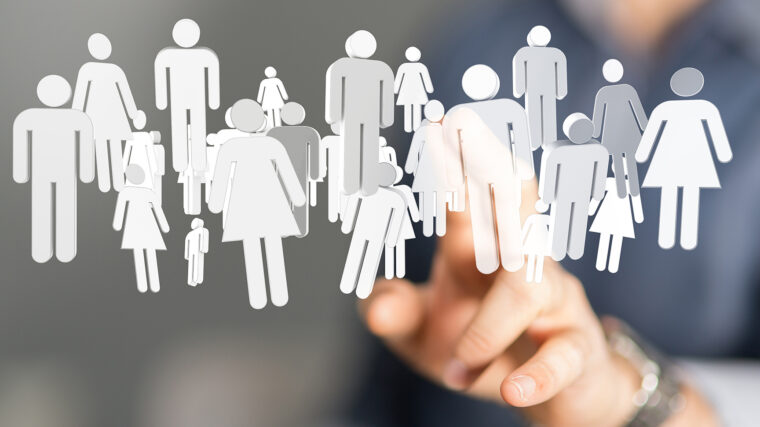 Käsi koskettaa virtuaalisia ihmishahmoja, jotka symboloivat asiakasjoukkoa digitaalisessa ympäristössä.