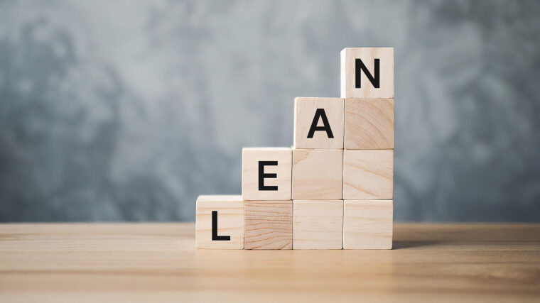 Kasa palikoita, jossa kirjaimet L, E, A, N