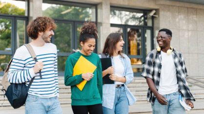 Iloisia opiskelijoita kävelemässä kampuksella.