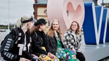 VAMK opiskelijoita Vaasassa Sisäsatamassa.