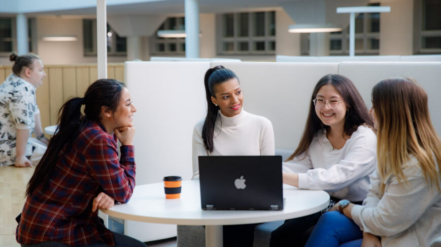 Opiskelijoita istumassa kahvilla VAMK:ssa.