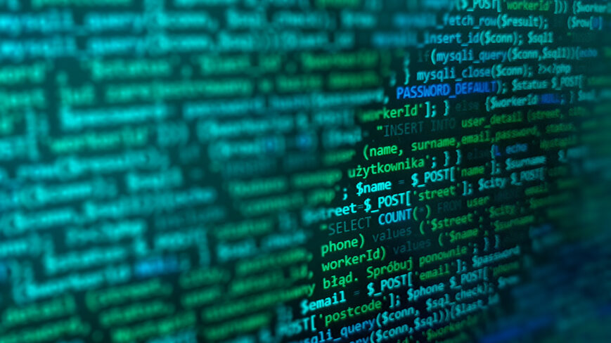 Ohjelmointikoodia, vihreää tekstiä mustalla taustalla.