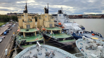 Jäänmurtajia laiturissa kiinnitettynä vierekkäin Helsingin Katajanokalla syksyllä 2025 odottelemassa jäänmurtokauden alkua. Maaliityntäkaapelit kulkevat takakansien kautta laiturilta Sisuun, Urhoon ja Polarikseen.