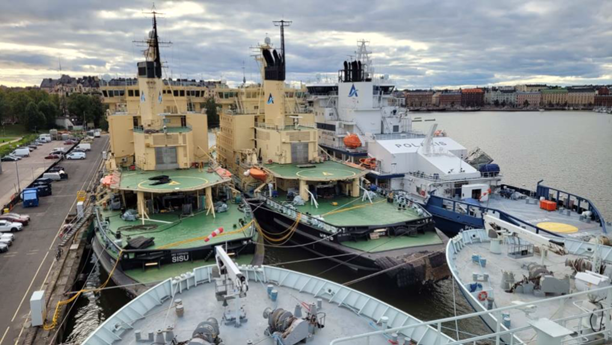 Jäänmurtajia laiturissa kiinnitettynä vierekkäin Helsingin Katajanokalla syksyllä 2025 odottelemassa jäänmurtokauden alkua. Maaliityntäkaapelit kulkevat takakansien kautta laiturilta Sisuun, Urhoon ja Polarikseen.