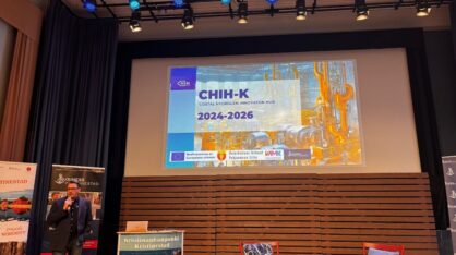 Esiintymislava, jonka taustalle heijastettu CHIH-K hankkeen kuva.