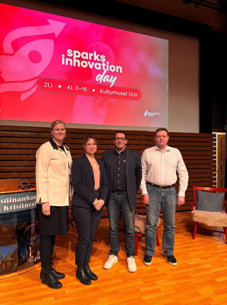 Projektitiimin jäsenet poseeraavat kameralle.