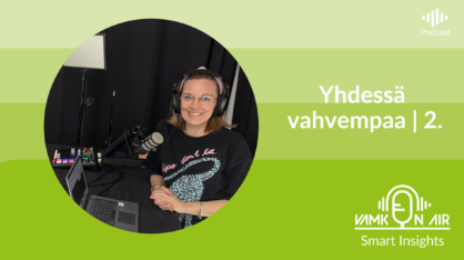 Yhdessä vahvempaa -podcastin puhuja studiossa.