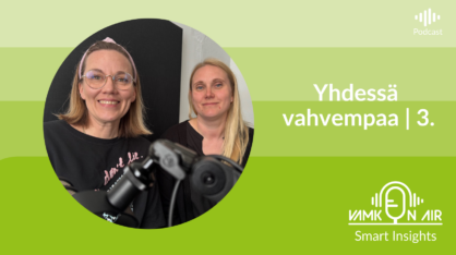 Podcastin puhujat yhteiskuvassa.