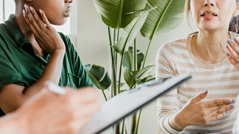 Ihmiset keskustelevat ringissä.