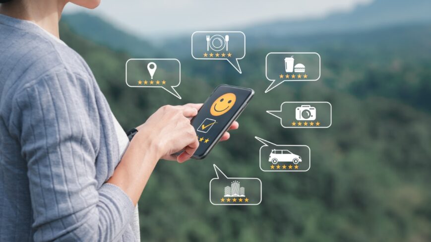 Matkailija käyttää puhelintaan.