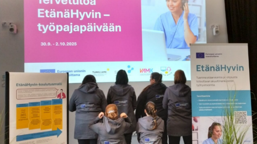 EtänäHyvin projektin vetäjät, selkä kameraan päin.