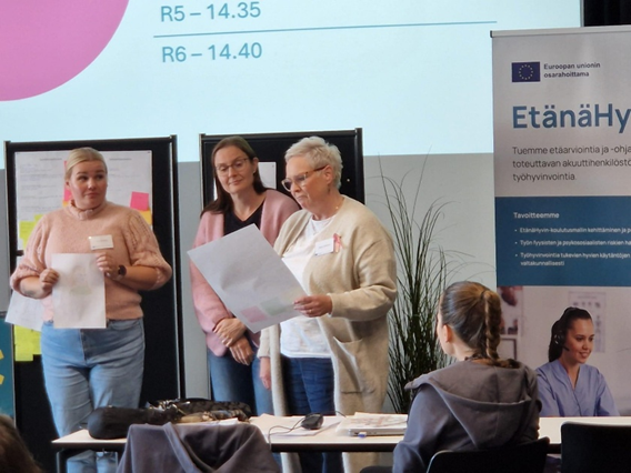 Kolme henkilöä esittelee työntekijäpersoonaansa muille.