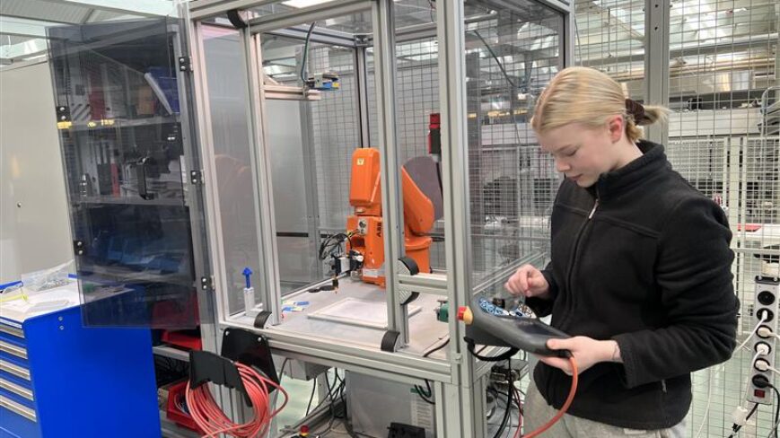 Insinööriopiskelija laboratoriossa.