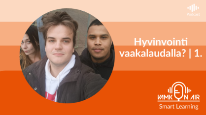 Oranssitaustainen kuva, jossa podcast-jakson puhujat.