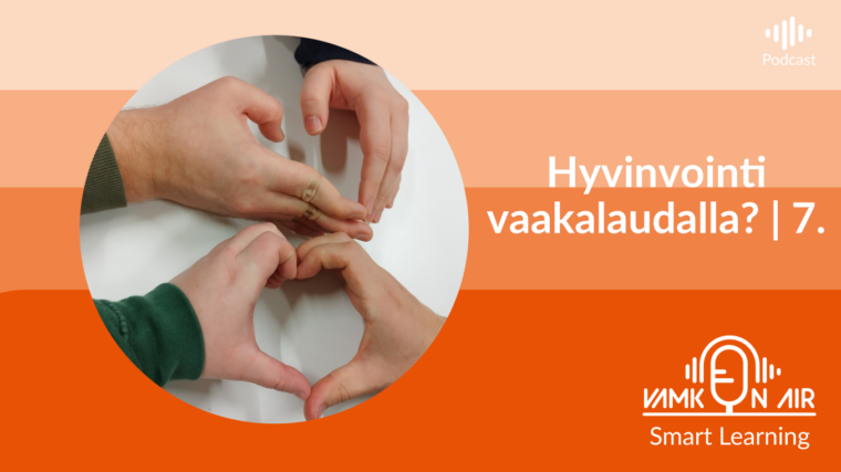 Podcastin puhujat muodostavat käsillään kaksi sydäntä.