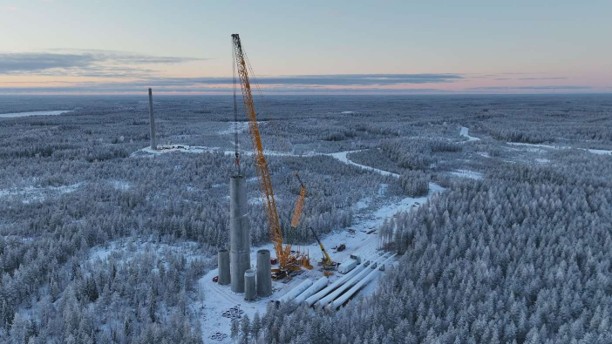 Karahkan hybriditornin betoniosan pystytys käynnissä